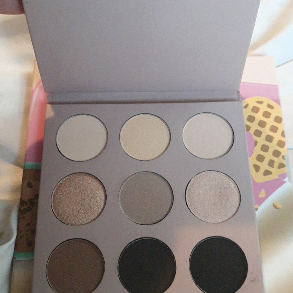 Eye shadow pallets - Picture 2 of 3